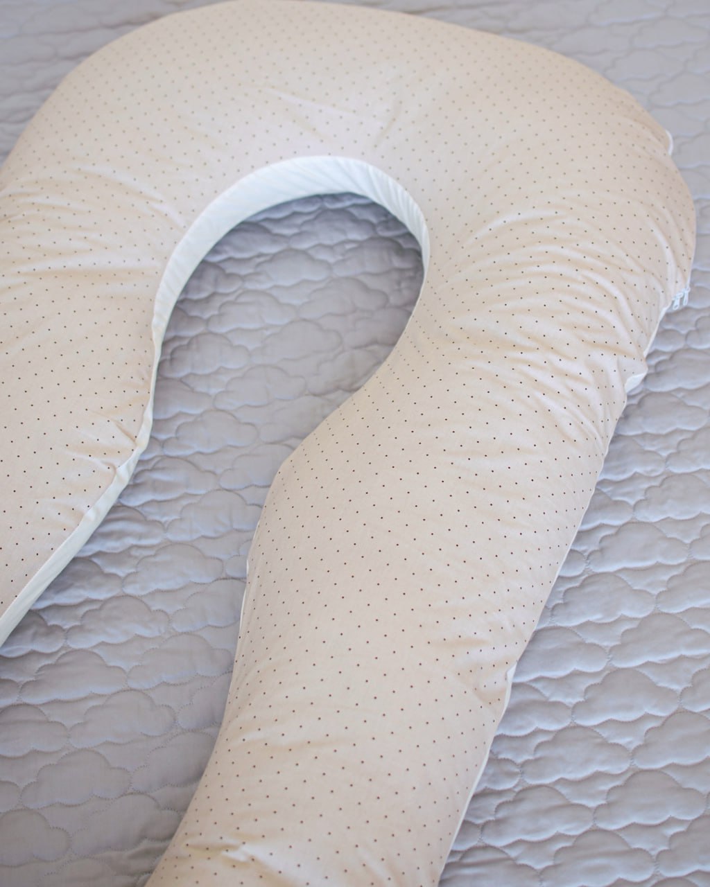 Подушка для вагітних П-подібна Бебі Верес ''Бежева в крапочки'' (140*75*15)