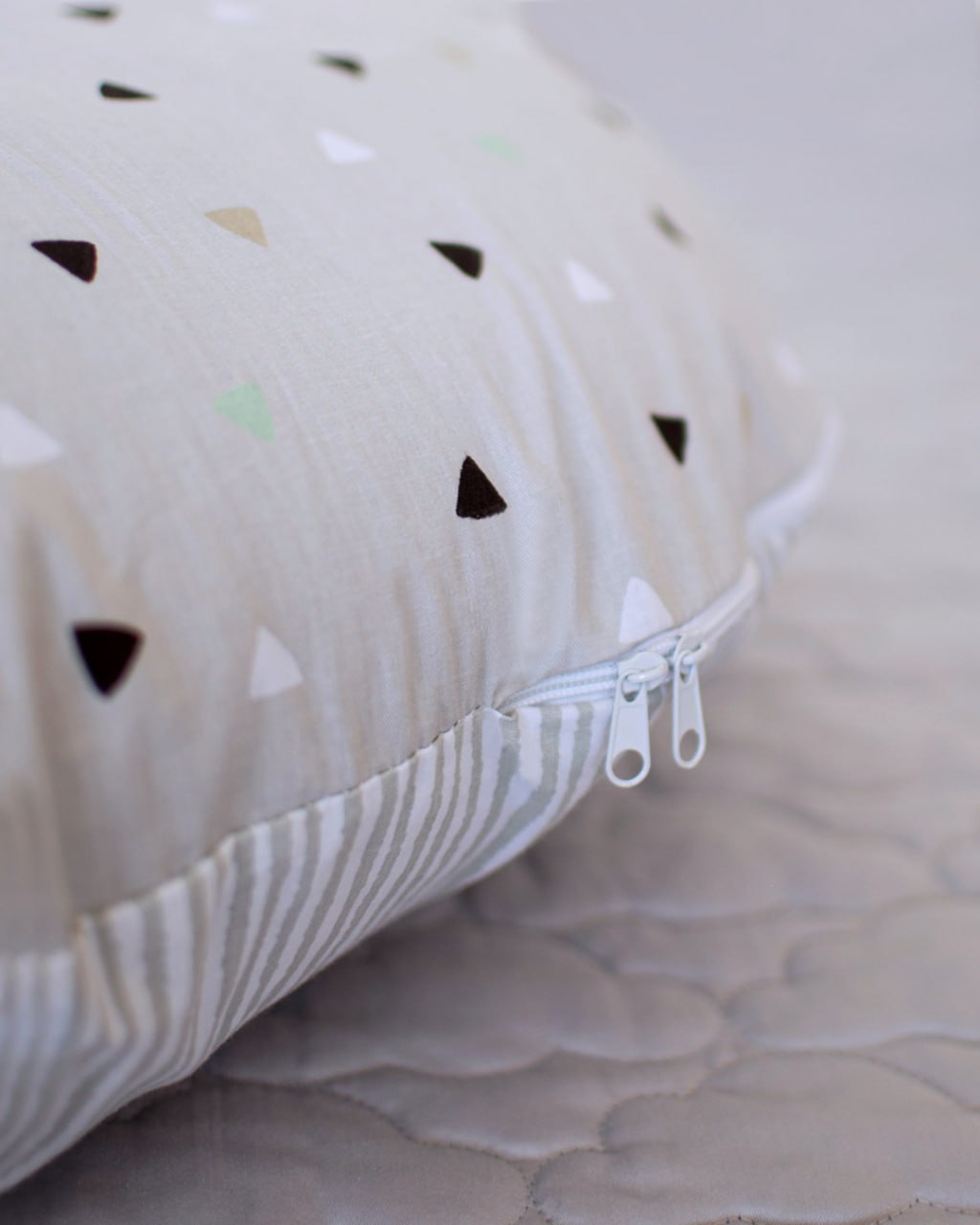 Подушка для вагітних П-подібна Бебі Верес ''Трикутнички-смужки'' (140*75*15)