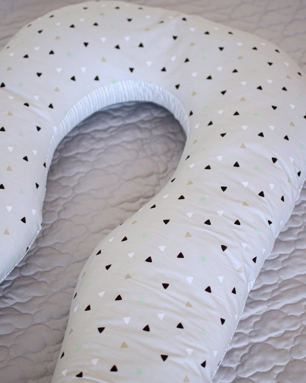 Подушка для вагітних П-подібна Бебі Верес ''Трикутнички-смужки'' (140*75*15)