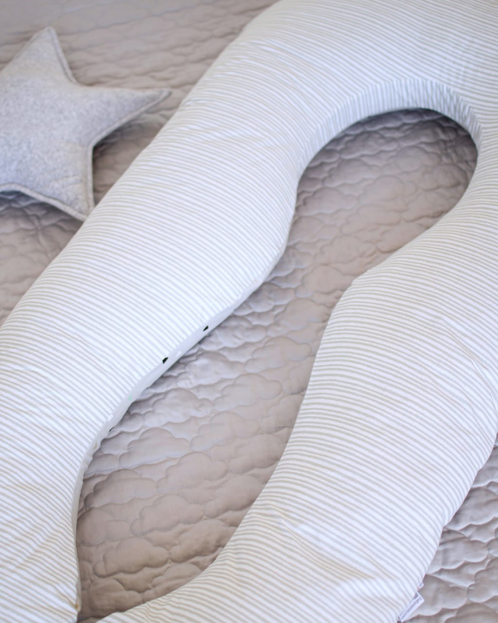 Подушка для вагітних П-подібна Бебі Верес ''Трикутнички-смужки'' (140*75*15)