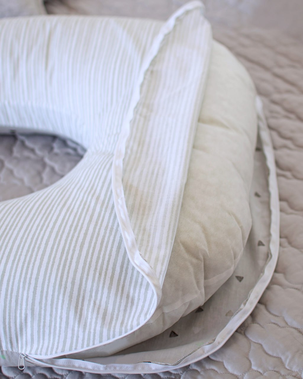 Подушка для вагітних П-подібна Бебі Верес ''Трикутнички-смужки'' (140*75*15)