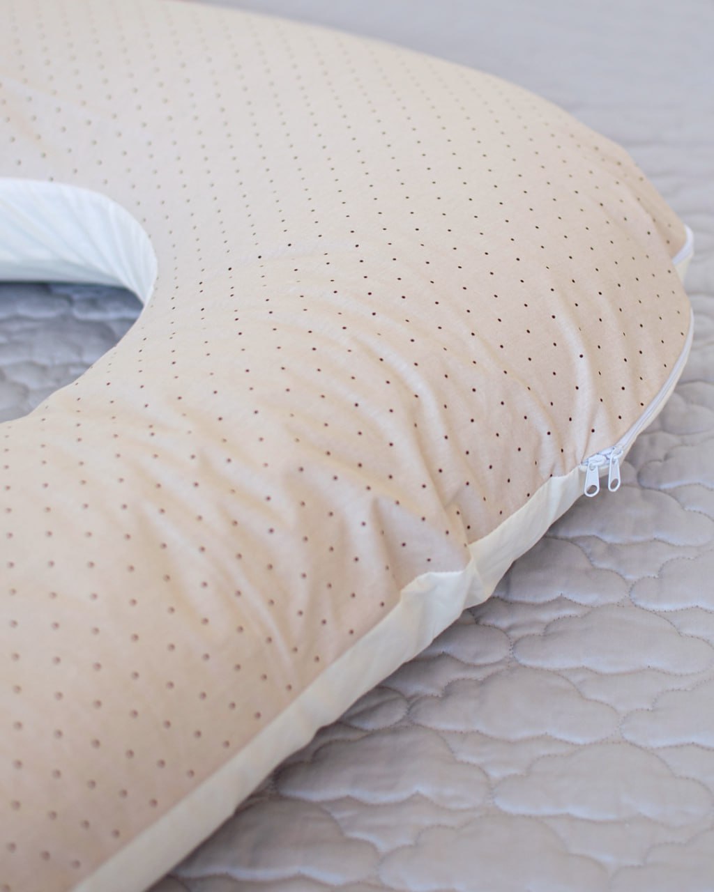 Подушка для вагітних П-подібна Бебі Верес ''Бежева в крапочки'' (140*75*15)